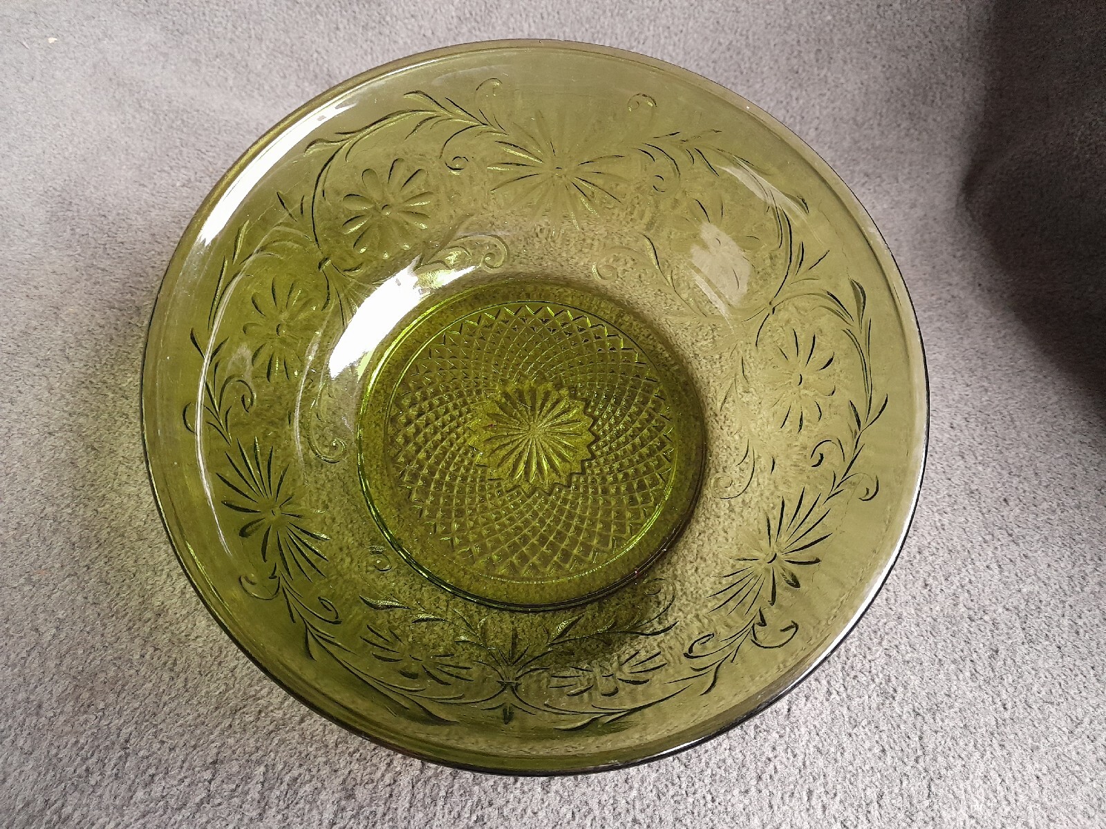Vintage 1960s Indiana Olive Green #620 Daisy Berry/Salad Bowl  7.5