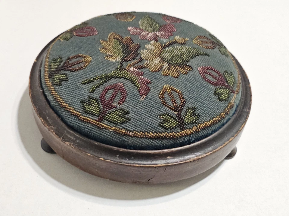 Reposapiés victoriano con cuentas de 1800 tuffet floral azul verdoso base de madera 3 patas redondas Foto 3 de 4