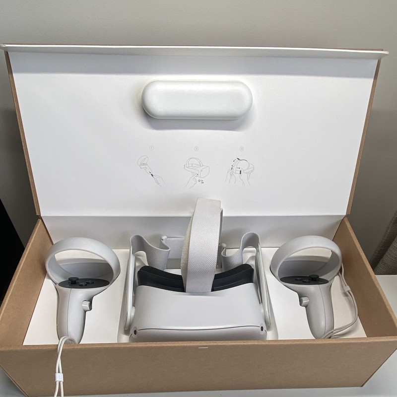 Oculus Quest 2 256GB with protective case