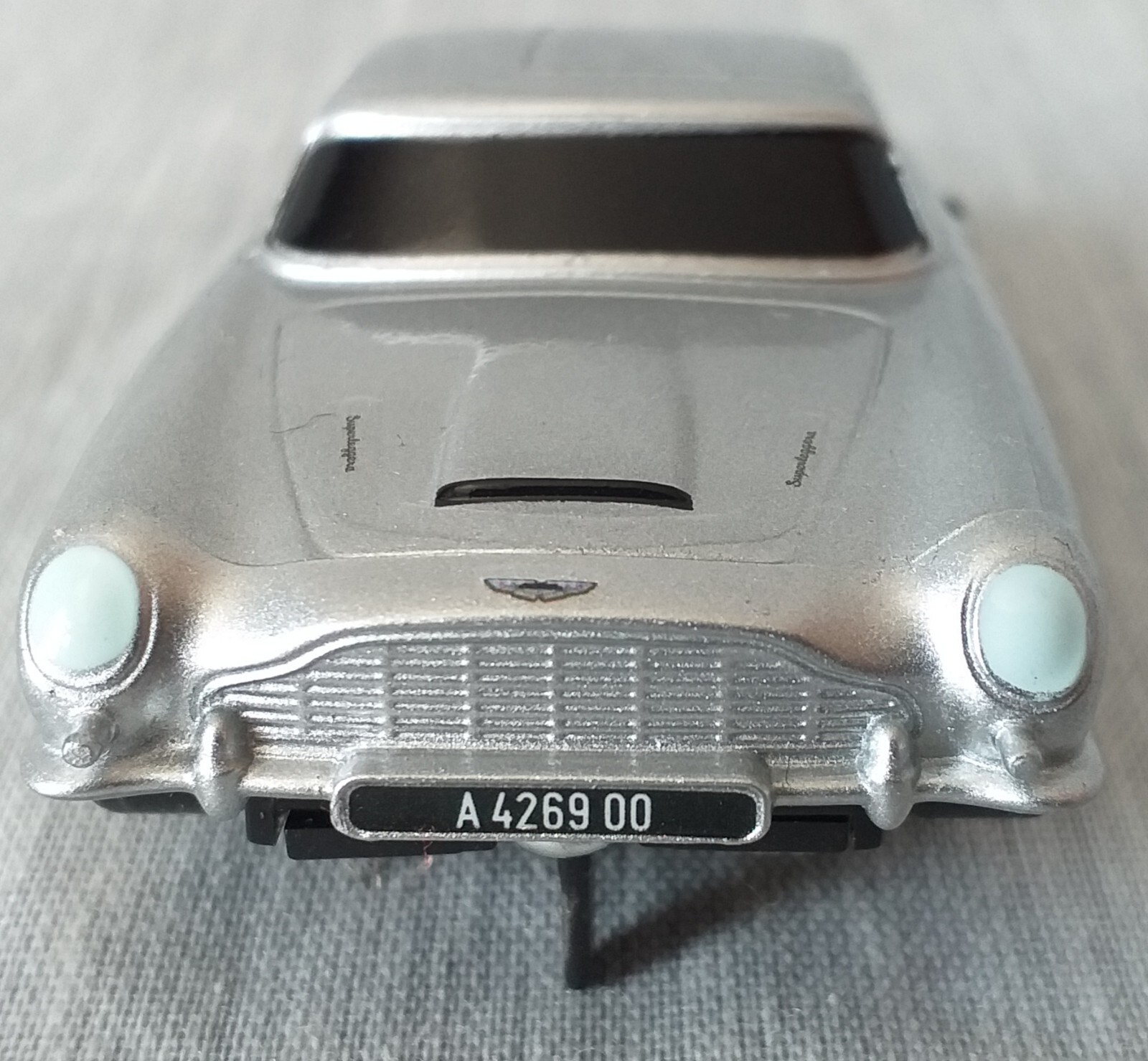 Micro Scalextric Aston Martin DB5 9v James Bond 007 No Time To Die 164