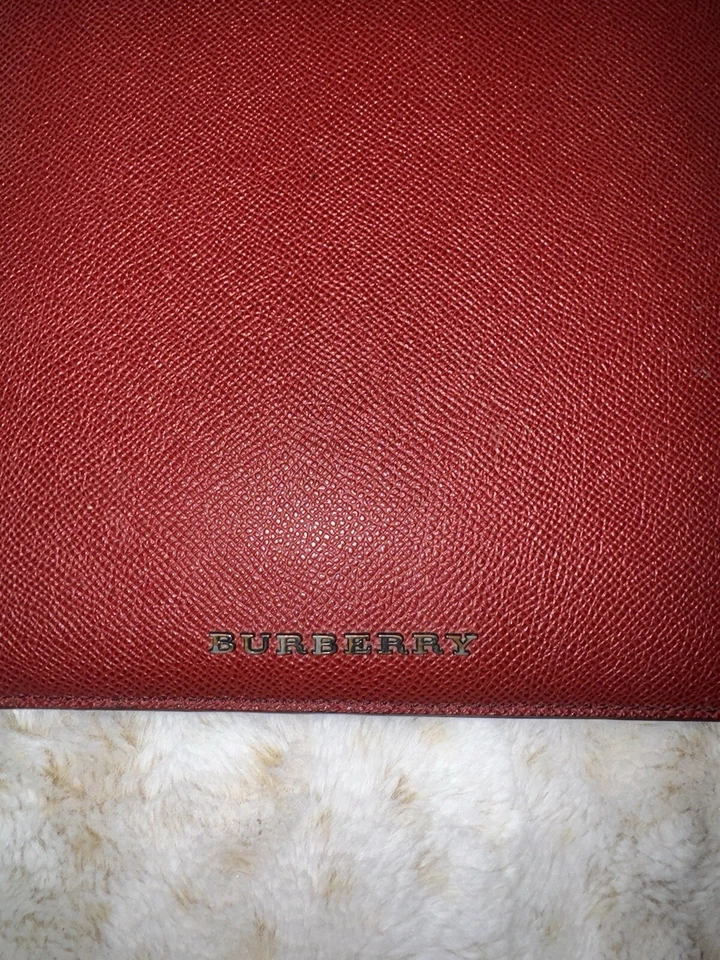Funda Burberry iPad o Tablet Cierre Cuero Rojo AUTÉNTICA 8” X 9.5” USADA EN EXCELENTE ESTADO Foto 2 de 4