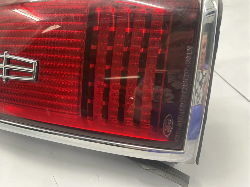 1994 年林肯镇汽车右手乘客侧尾灯原始设备制造商 — 第 3/4 张图片