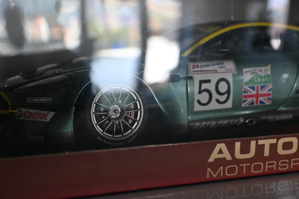 Autoart 1/18 Aston Martin DBR9 Le Mans 2005 firmado por pilotos Foto 4 de 4