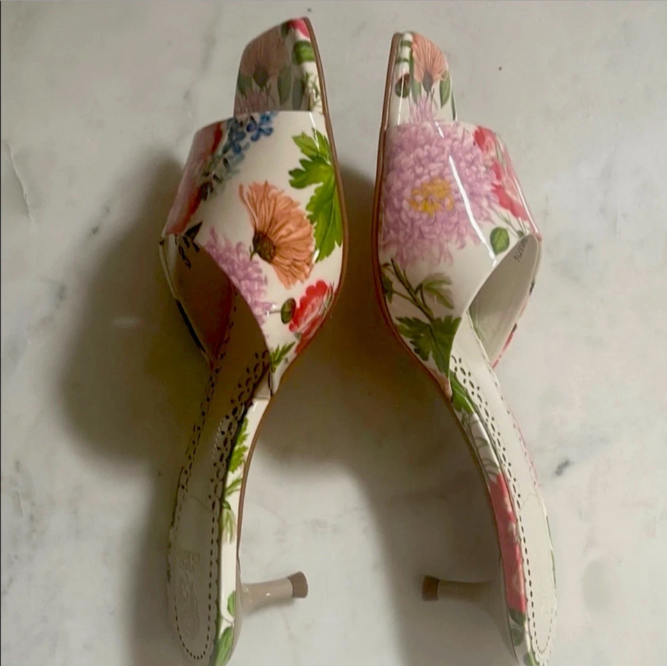 SANDALIAS VINCE CAMUTO SLIDE EN GATITO FLORAL. Perfecto para todos los eventos de verano Foto 2 de 4