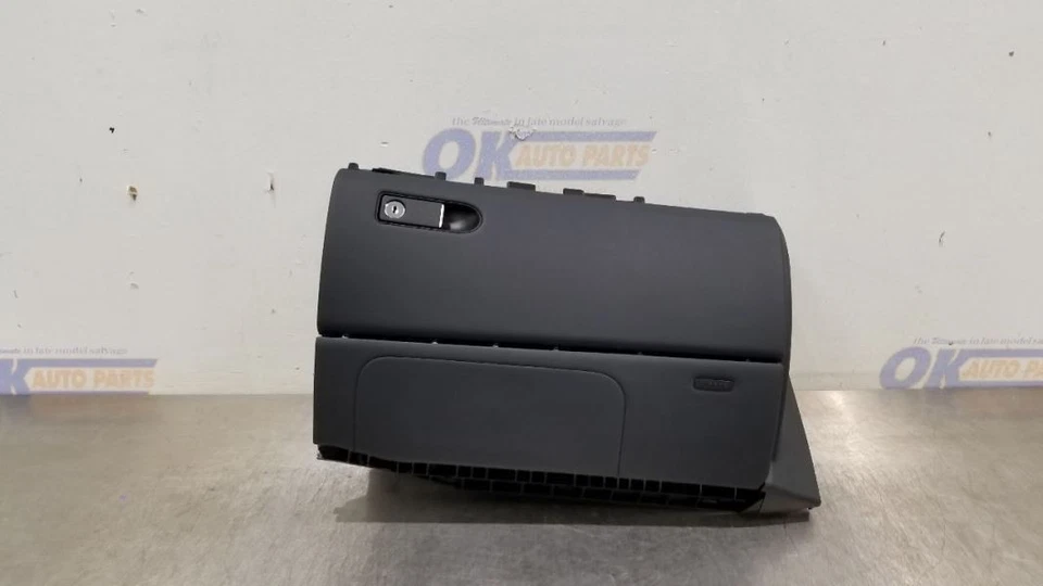 17 MERCEDES BENZ CLS63S AMG W218 手套盒组合黑色 — 第 2/4 张图片