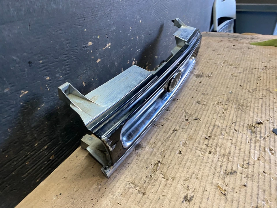 Оригинальная передняя верхняя решетка радиатора для Infiniti M30 1990–1992 годов выпуска S5859 DG - Изображение 3 из 4