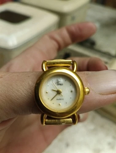 Rare Vintage Timex Quartz Gold Tone Ring  Watch With Stretch Band NEW Battery