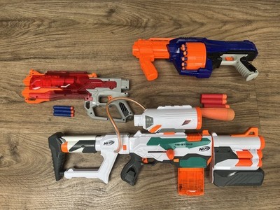 Nerf Konvolut, Tri Strike, Surgefire & Zombie Strike. Mit einigen Darts.