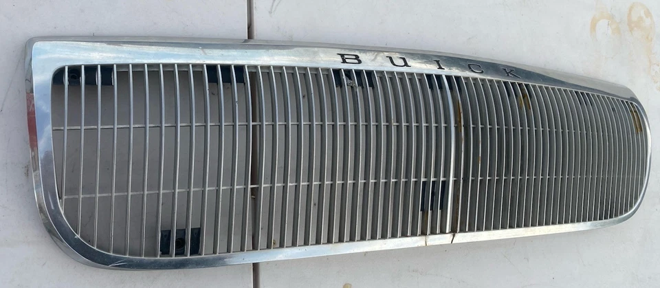 1991-1996 Buick Roadmaster Estate apenas grade OEM grade 91-96 manchada - Imagem 3 de 4