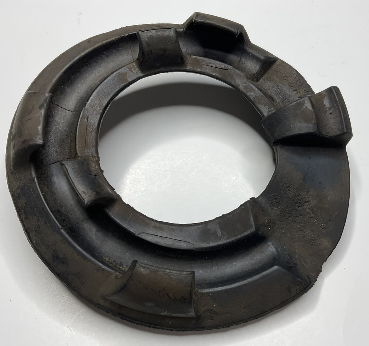噴出　MM foil Tesla Model Y Lower Rear Isolator Spring Coil Cap 1044479-00