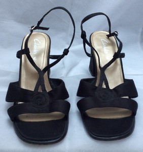 clarks black strappy sandals