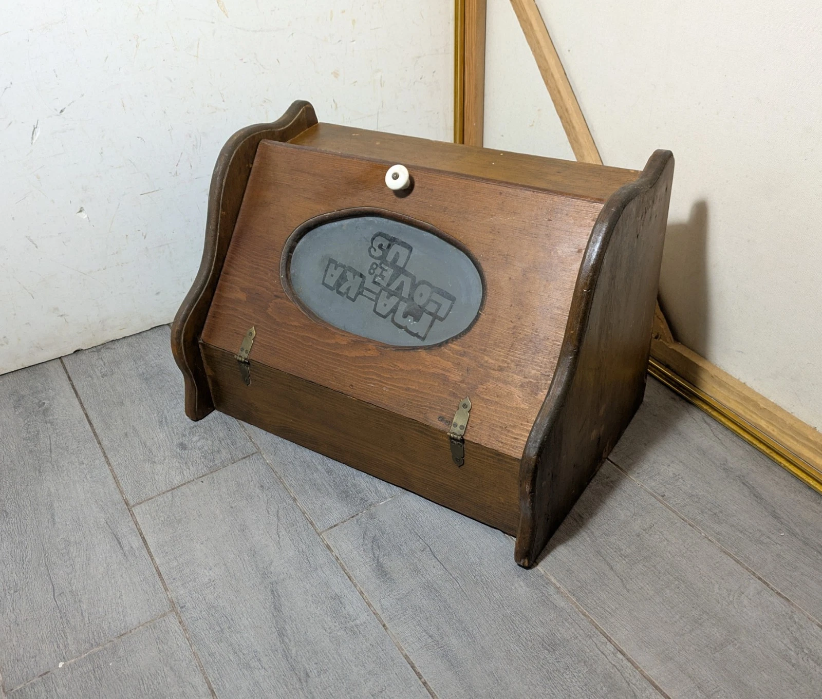 Vintage Rustic Country Wood Bread Box Primitive Farmhouse Etched Glass Front G23
Opens in a new wind