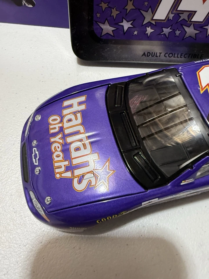 RARE* 4X AUTOGRAPHED LARRY FOYT #14 HARRAHS 2001 1/24 DIECAST, TIN & 2X PHOTOS - Image 4 of 4