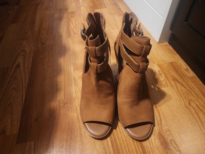 Gianni Bini Peep Toe tan leather Booties 8.5 Heel boots Sexy ankle buckle