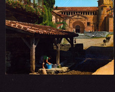 SANTILLANA DE MAR (ESPAGNE) LAVANDIERE & BOVINS au LAVOIR animé en 1974