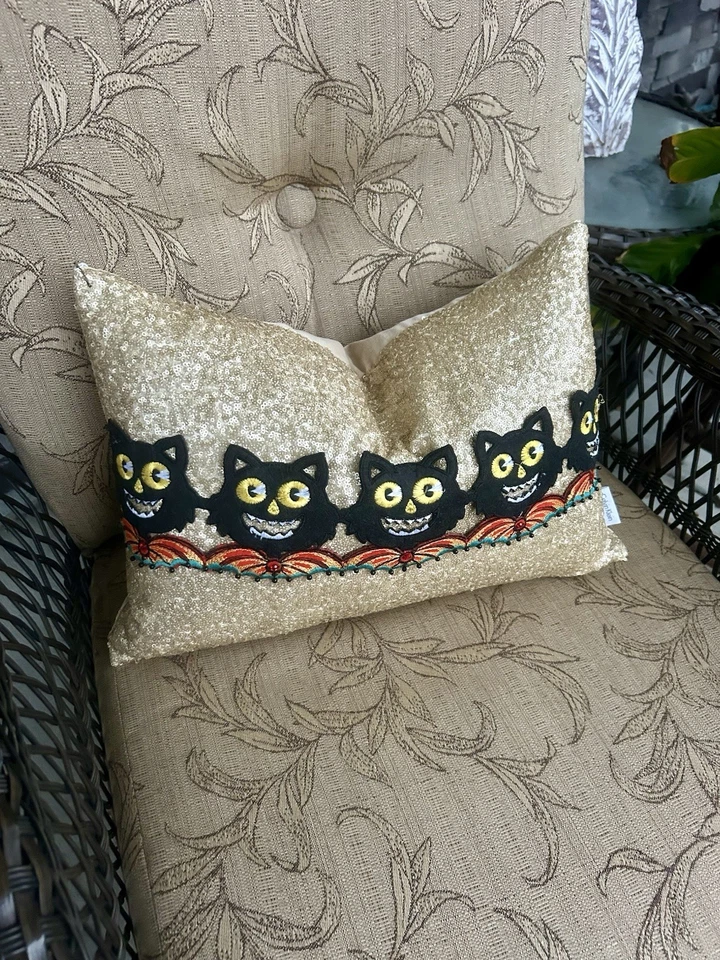 Almohada Decoradora Calvin Klein Bordada Negra Gatos y Lentejuelas ¡RARA! Foto 2 de 4