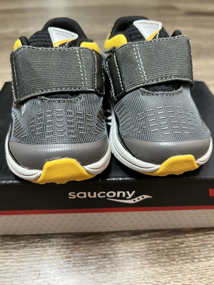 Bebê infantil Saucony KINVARA JR cinza amarelo tamanho 5XW - Imagem 2 de 4