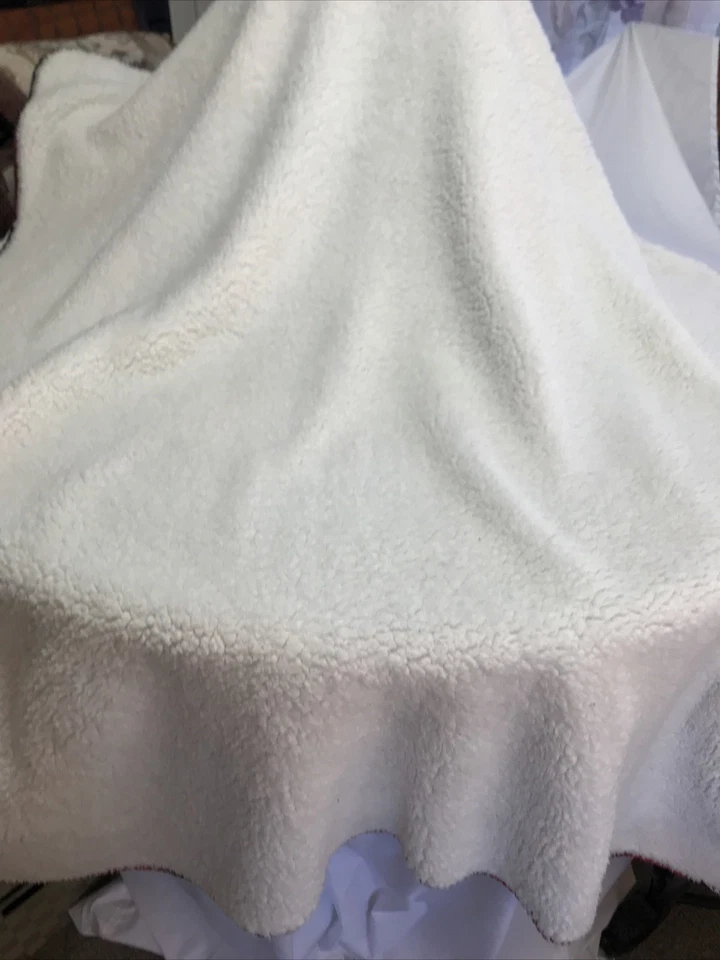 Marca Rosa. Manta a Cuadros Roja y Negra con Logo Perro 50x60 Usada Foto 2 de 4