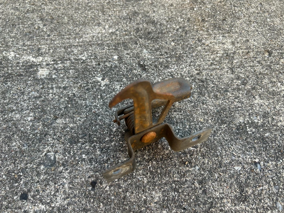 Gancho de liberação do capô 80-86 Ford Truck Bronco 1980-1986 F100 F150 F250 F350 fabricante de equipamento original - Imagem 3 de 4