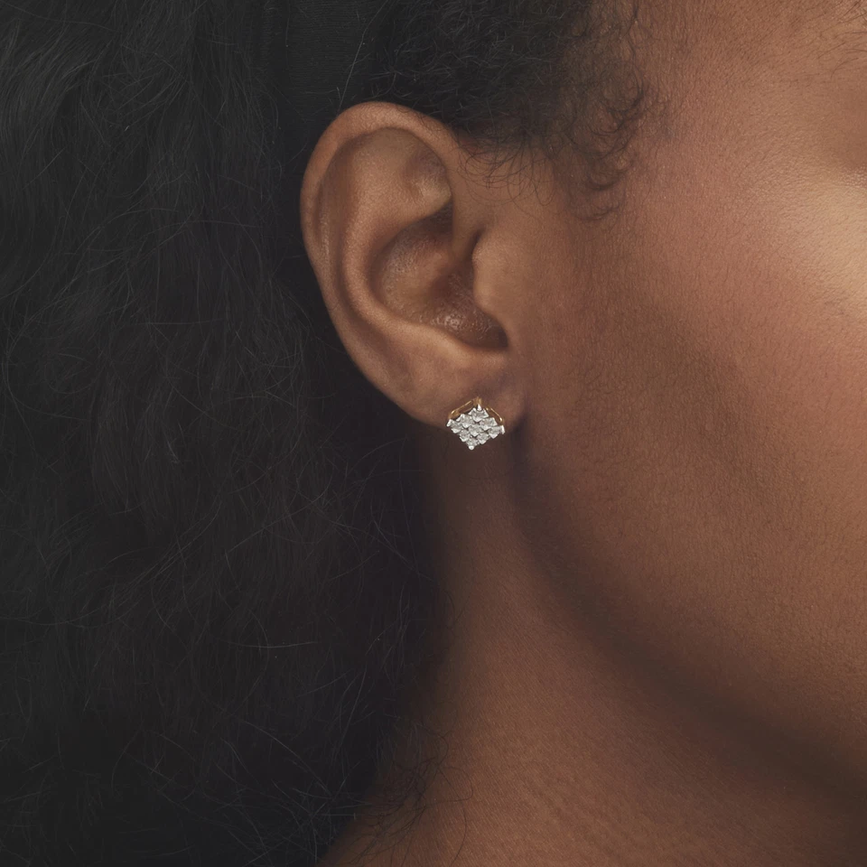 Aretes redondos de diamantes de oro amarillo de 10 k con forma cuadrada de 1/7 TCW Foto 4 de 4