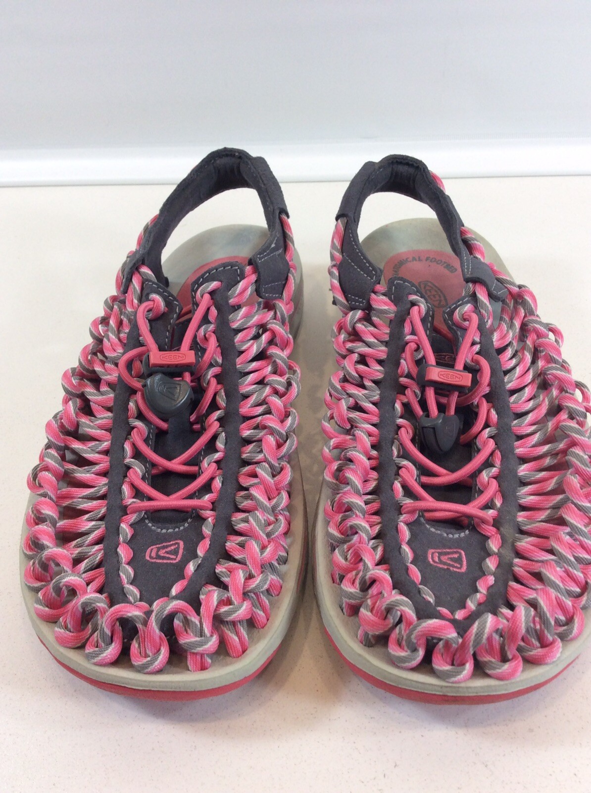 Sandali da donna rosa Keen Uneek taglia 7 5 grigi tessuti Paracord 1014629