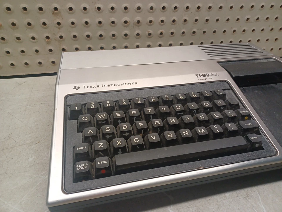 Vintage Texs Instruments TI-99/4A Home Computer W/ TI Invaders Game UNTESTED - Image 2 of 4