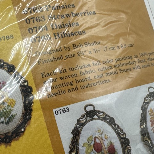 NIP Creative Circle Kit #763 Strawberries Crewel Embroidery - Picture 8 of 13