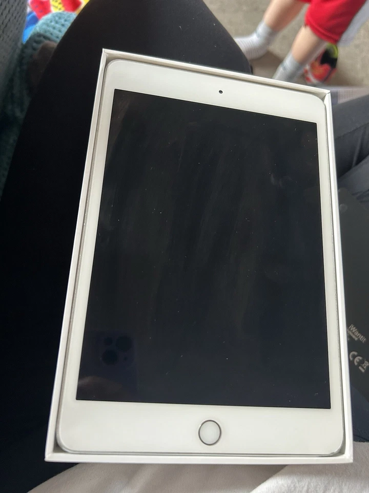 Apple iPad Mini 4th Gen. 16GB, Wi-Fi, 9.7in - White - Image 4 of 4