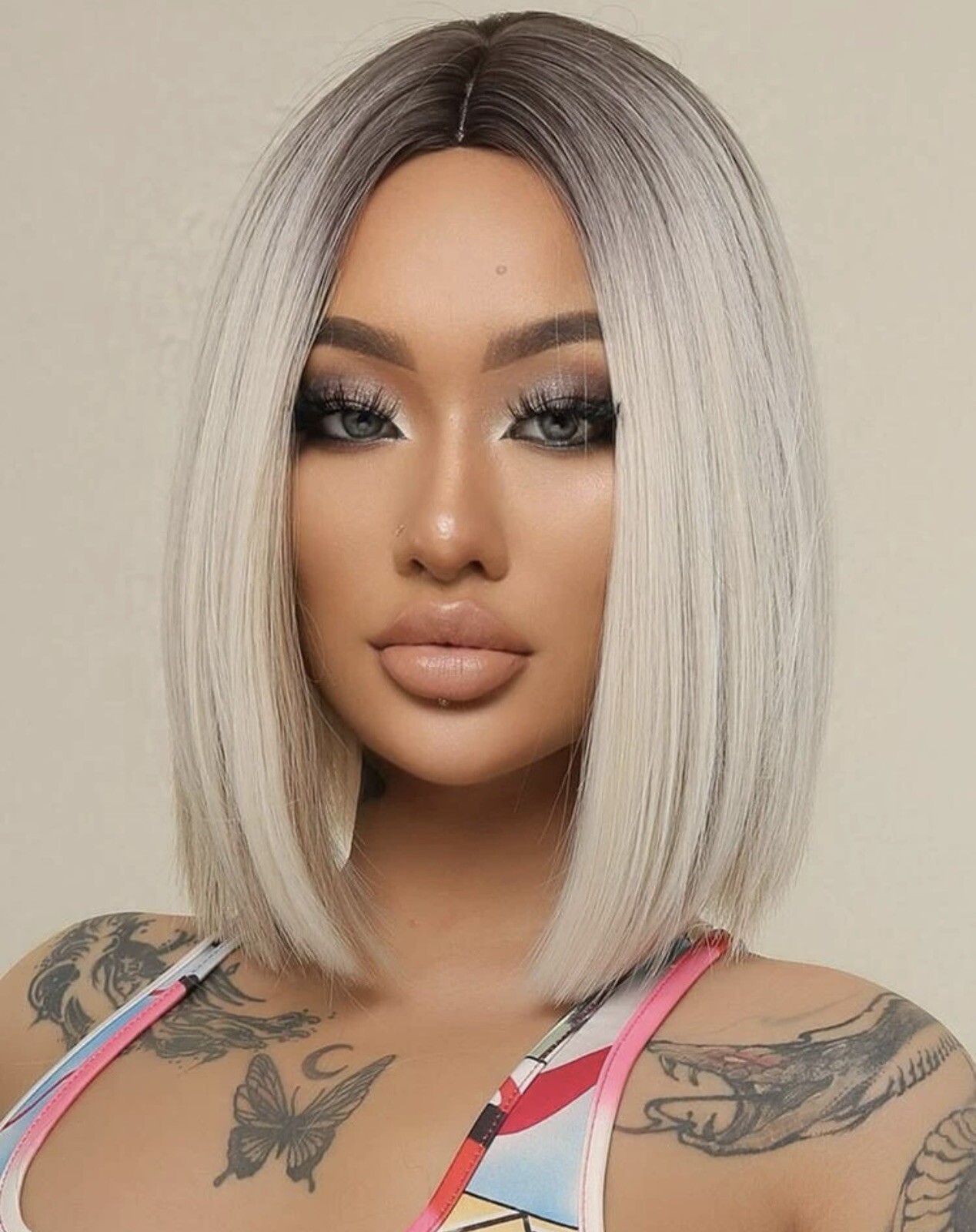 Perruque blonde doré clair cheveux courts lisses avec 4 bonnets