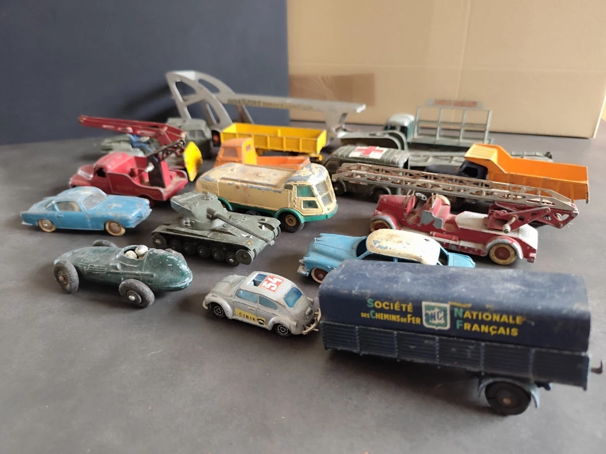 Lot Dinky Toys - Anciennes - Voitures, camions, remorque - à restaurer - Lot 2