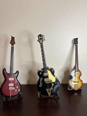 3er Set Miniatur Gitarren Ornamente - dekorative Vitrinenmodelle mit Ständer