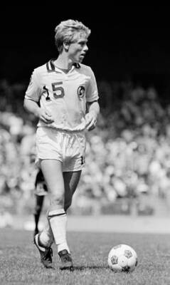Football Wim Rijsbergen Of The New York Cosmos In Action 1980 OLD PHOTO