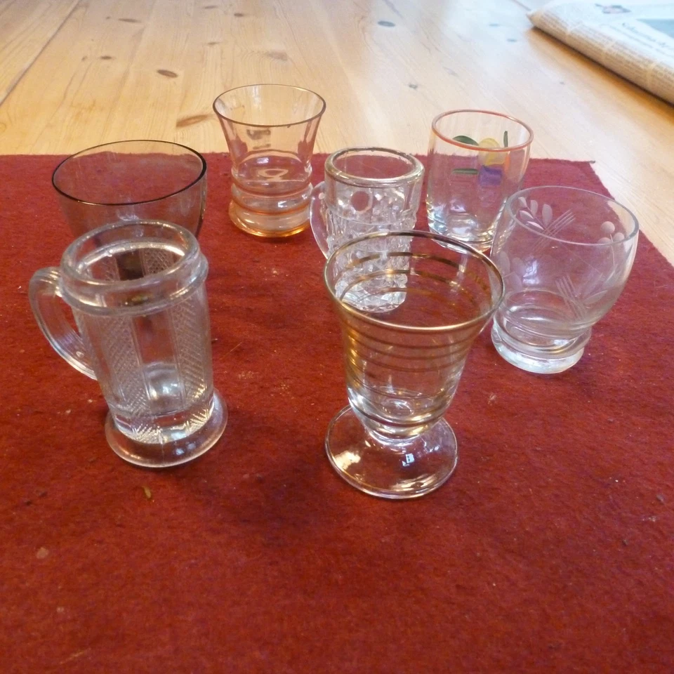 Konvolut 7 alte Schnapsgläser Pressglas - Bild 4 von 4