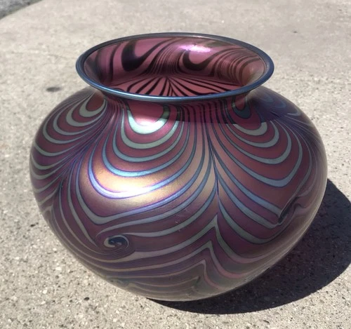 SIGNED STUDIO ART GLASS VASE DANIEL LOTTON RED HOOKED FEATHER 8" STEUBEN QUEZAL