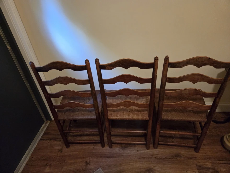 3 SILLAS ADHESIVAS CON RESPALDO DE ESCALERA HECHAS EN FAYETTEVILLE SIRACUSA EE. UU. Foto 2 de 4