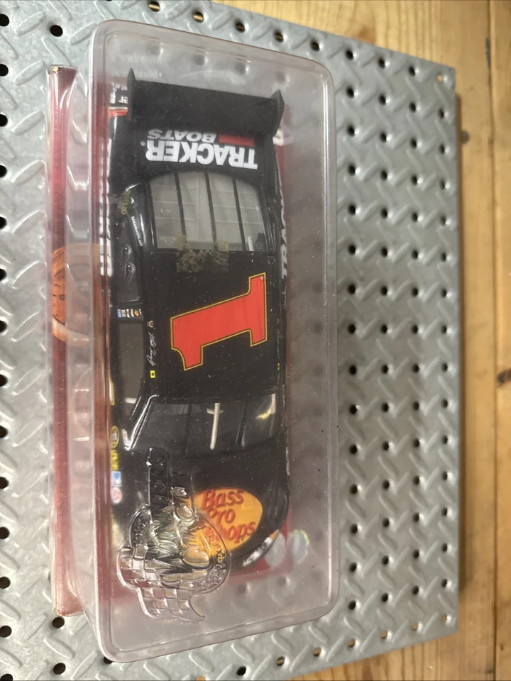 NASCAR Contender Series 1:64 diecast Martin Truex Jr #1 Impala Bass Pro Tracker Foto 2 de 4