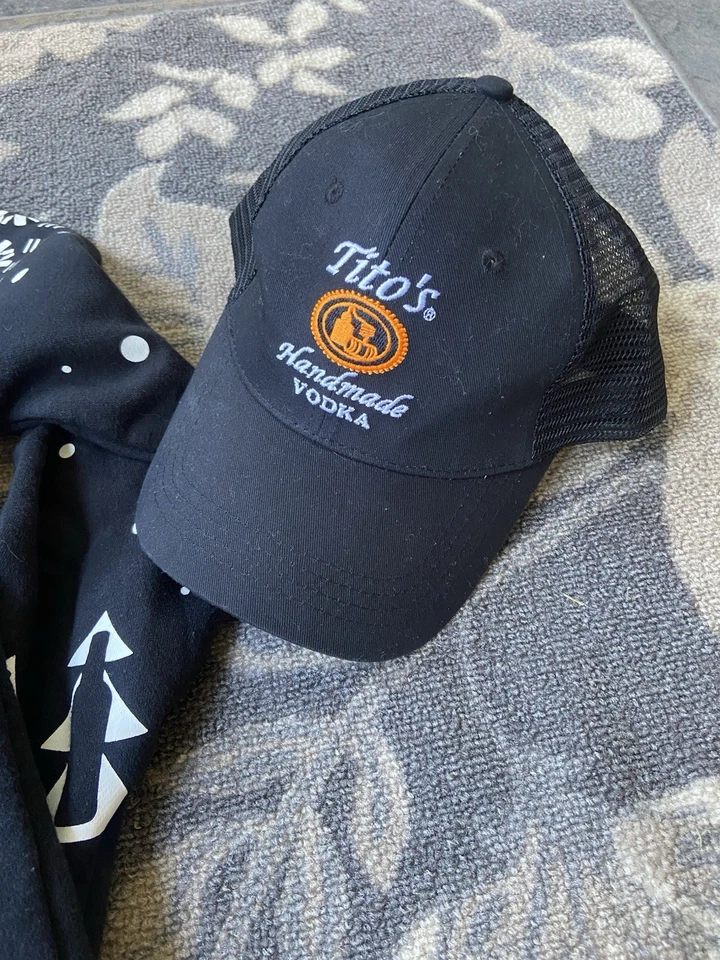 Sudadera con capucha y gorra de invierno Tito’s Vodka Foto 4 de 4