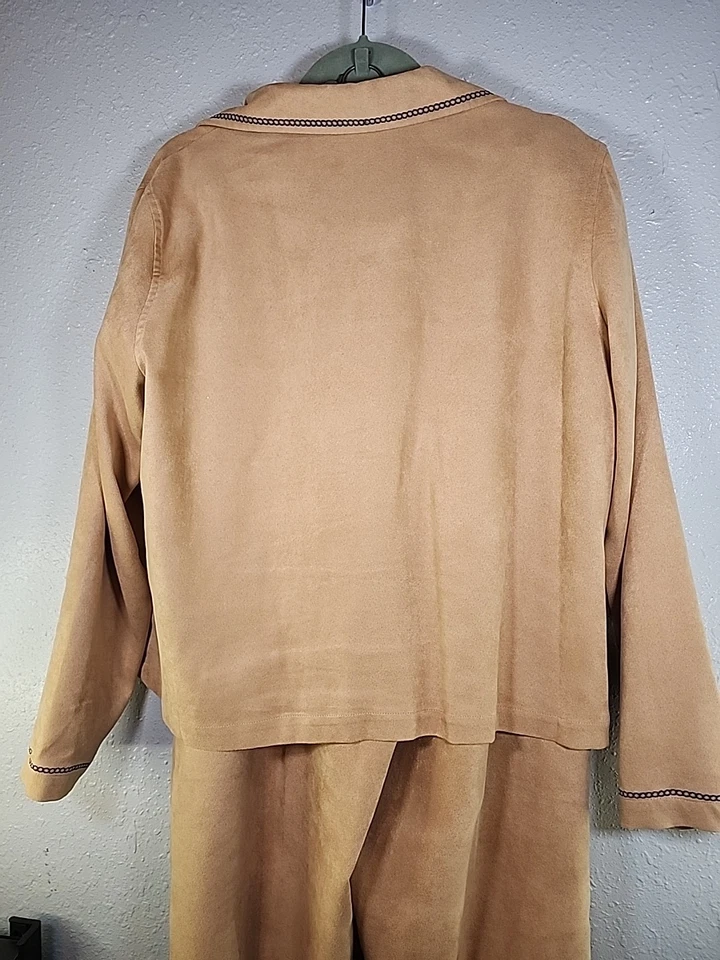 Pantalones y chaqueta florales tostados Bechamel FAUX de gamuza para mujer talla grande Foto 4 de 4