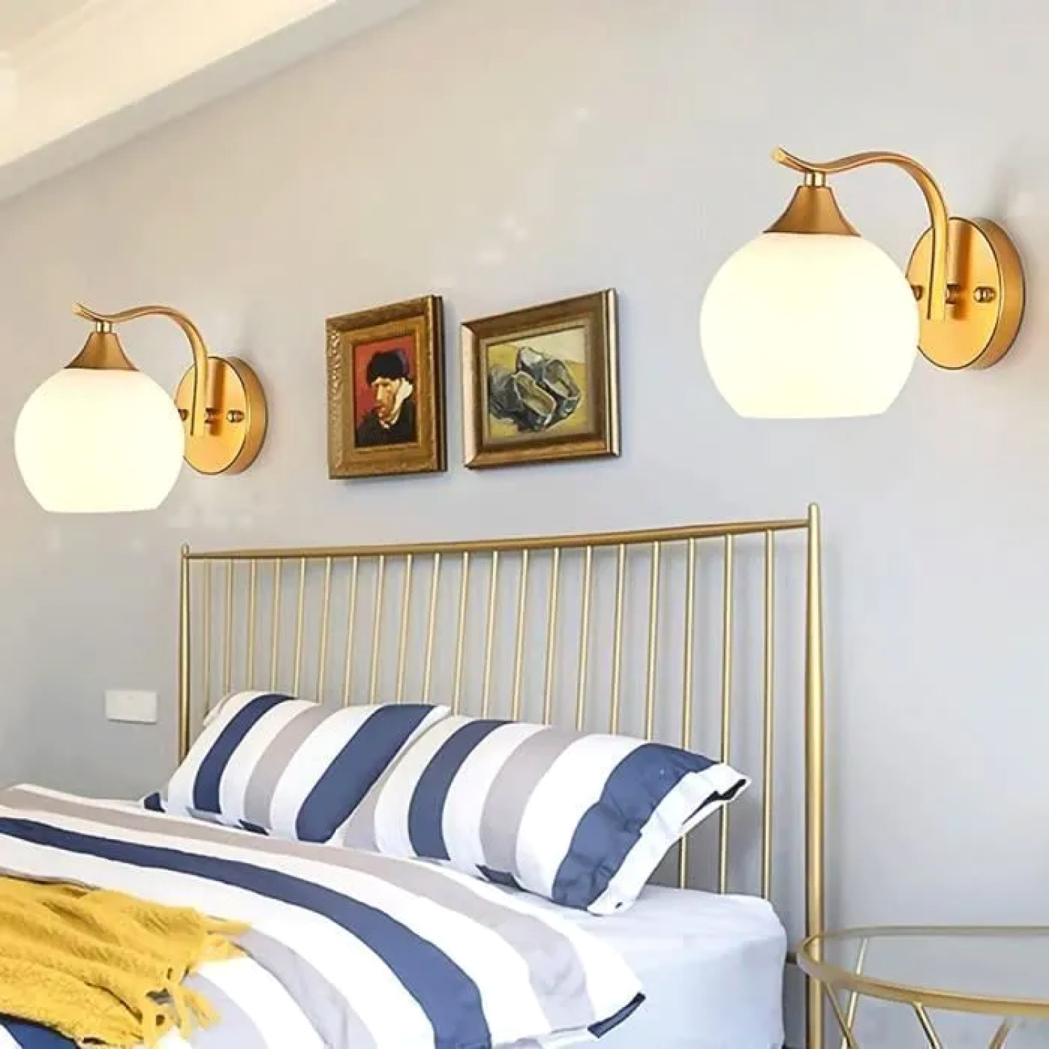 Applique murale dorée E27 avec globe en verre dépoli pour chambre