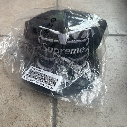 [Taille 8] Supreme Bones Box Logo New Era Woodland Camo Neuf en main
