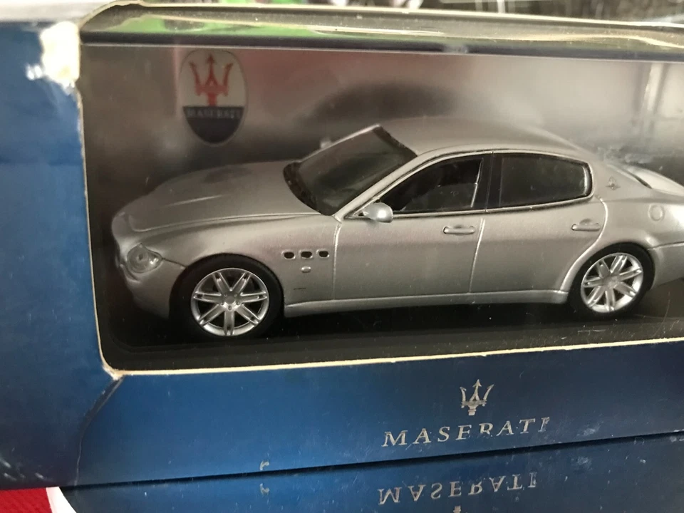 Modelo de coche IXO Maserati Quattroporte plateado fundido a presión - escala 1:43 b801 Foto 2 de 4