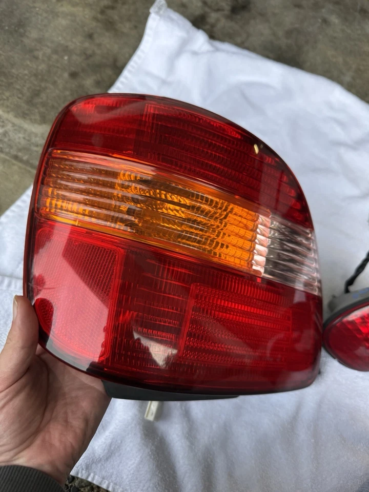 1998 - 2000 雷克萨斯 GS300 GS400 原始设备制造商尾灯制动灯一对左右 — 第 3/4 张图片