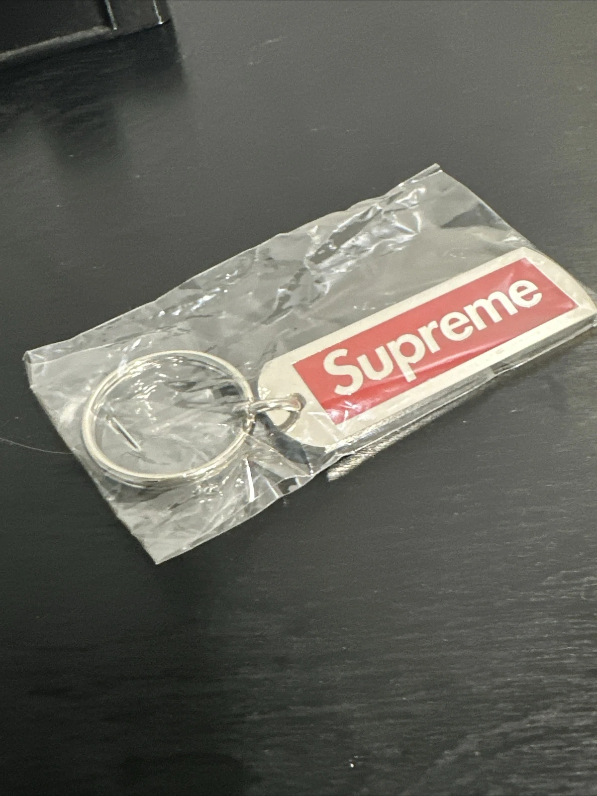 PORTE CLÉS SUPREME NEW YORK ÉTIQUETTE MÉTAL ÉTIQUETTE LOGO FÉVRIER 2014 NEUF 100 % AUTHENTIQUE