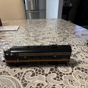 Northern Pacific HO Diesel Locomotive Black Yellow 1:87 Scale Model