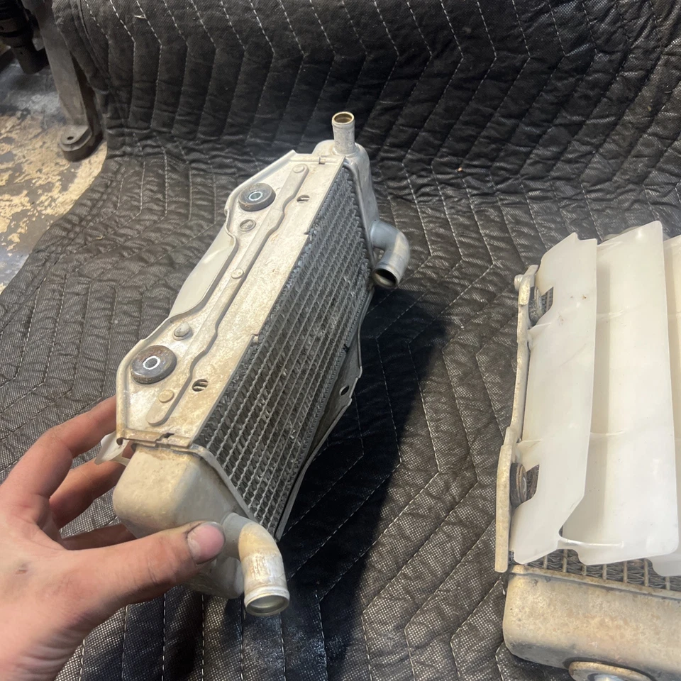 2004 kawasaki kx250f OEM ENGINE MOTOR COOLING COOLER RADIATOR SET WITH GUARDS - Image 2 of 3