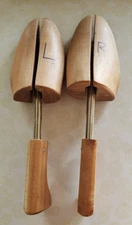 KIWI ROCHESTER SHOE TREE CO. WOODEN SHOE STRETCHERS  MENS/WOMENS SIZE LARGE