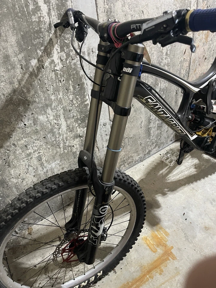 Bicicleta de descenso Santa Cruz V10 4 2012 fibra de carbono en excelente estado Foto 2 de 4