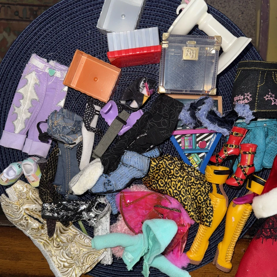 Lote Mixto de Ropa y Accesorios Barbie/Muñeca Foto 2 de 4