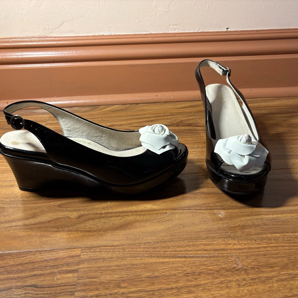 Sandalias de cuña Taryn Rose para mujer 10M negras con tira trasera flor punta abierta Foto 3 de 4