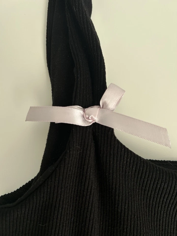 Camiseta sin mangas Coquette estética negra con bailarina cinta rosa tela gruesa Foto 2 de 4